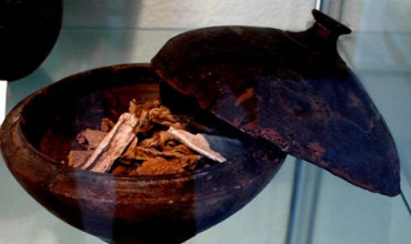 Keramische Deckelschale mit Leichenbrand