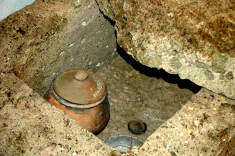 Römischer Sarkophag mit beigesetzter Leichenbrand-Urne