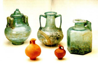 Glasurnen und Gefäßbeigaben aus Gräbern des 1. Jahrhunderts