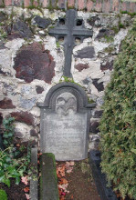 Eingemauerter Grabstein in die Mülheimer Friedhofsmauer