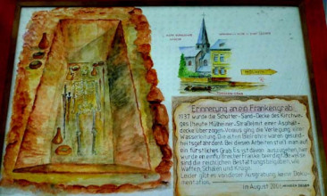 Erinnerung an ein Frankengrab auf dem Friedhof an der Kärlicher Kirche