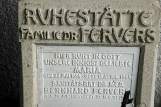 Detail aus dem Grabstein des Mülheimer Arztes Dr. med. Bernhard Fervers