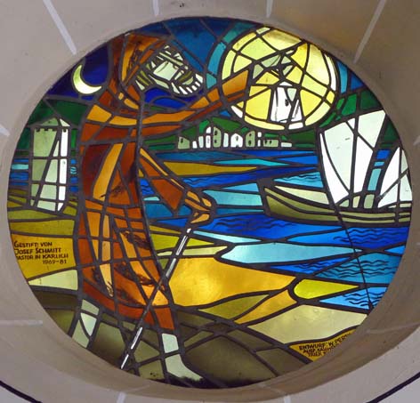 Glasfenster der Kapelle: Der Eremit warnt mit einer Laterne Schiffer und Flößer vor dem schnell fließenden Rhein.
