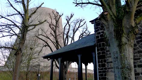Der im Abbruch befindliche Kühlturm des Kernkraftwerkes neben der Kapelle Am Guten Mann
